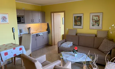 Wohnzimmer mit Küche