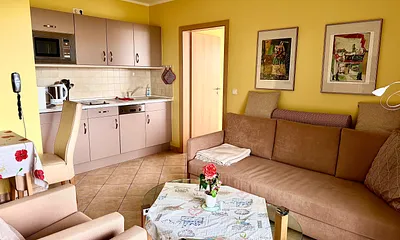 Wohnzimmer mit offener Küche