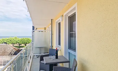 kleiner Balkon mit teilw. Seeblick