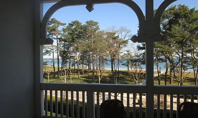 Blick auf Balkon + Weg vom Aparthotel zu Ostsee