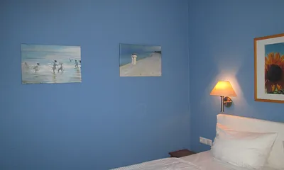 Schlafraum mit nagel-neuem Boxspringbett