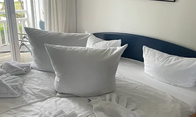 Schlafzimmer mit Doppelbett und Meerblick