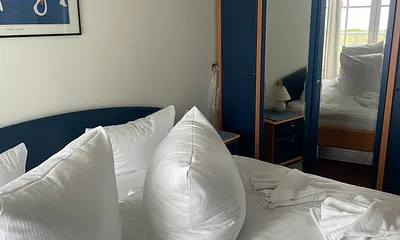 Schlafzimmer mit Doppelbett