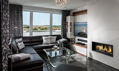 Sitzecke mit 65'' Fernseher und Gaskamin