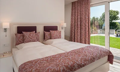 2. großes Schlafzimmer mit begehbarem Kleiderschrank und anschließendem Masterbad