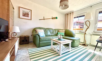 Gemütliches Wohnzimmer mit Schlafsofa, TV, Kamin 