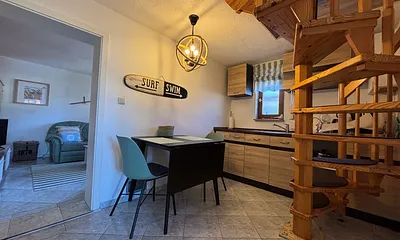 kleine Wohnküche mit Tisch für 2 (klappbar für bis 4 Personen)