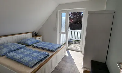 Schlafzimmer 1 mit Ausgang zum Balkon