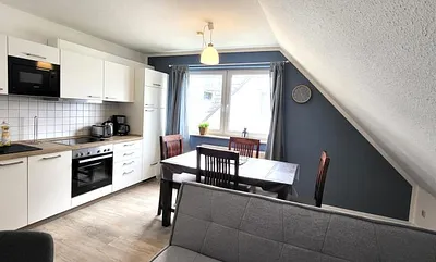 Wohnzimmer mit vollintegrierter Küche