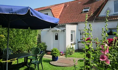 Vorgarten mit Sitzgelegenheit