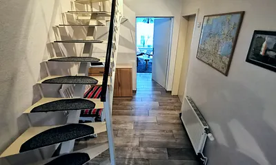 Flur Treppe zum Schlafz. und Bad / Wohnzimmer und Küche rechts