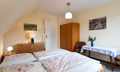 Schlafzimmer mit Doppelbett