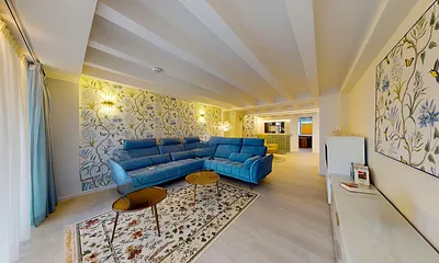 Wohnzimmer mit angrenzendem riesigen Balkon zur Ostsee