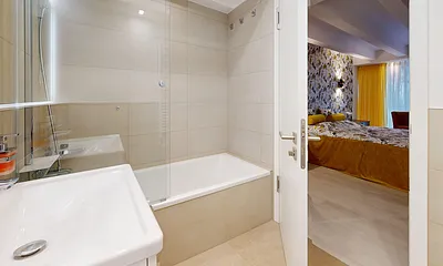 Bad en Suite mit Badewanne und Duschwand