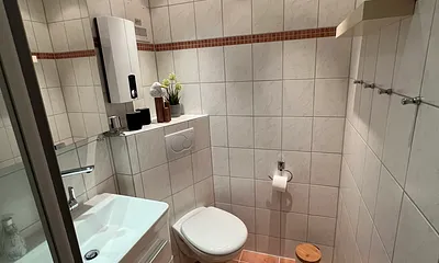 Bad mit Dusche und WC