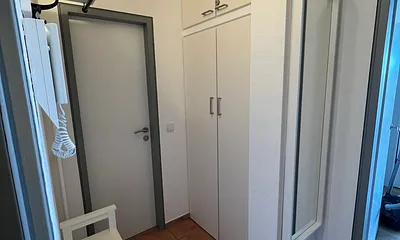 kleiner Flur mit Wandschrank