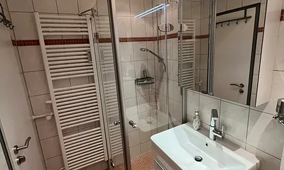 Bad mit Dusche und WC