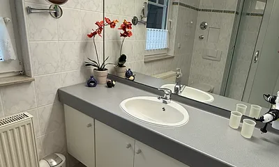 Waschbecken mit geräumigen Schrank und Waschtisch