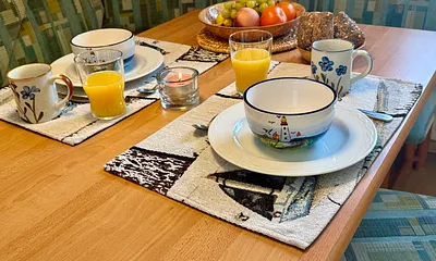 Beispielhaftes Frühstücksgedeck