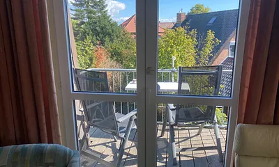 Blick aus dem Wohnzimmer auf den Balkon