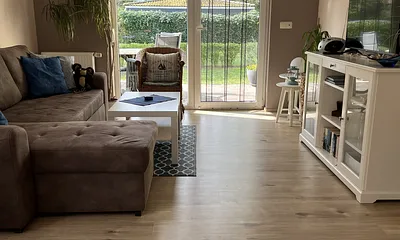 Wohnzimmer mit Doppelbettcouch