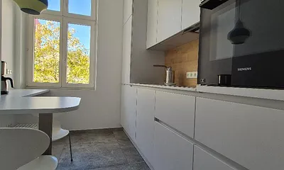Moderne, voll ausgestattete Küche