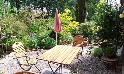 Sitzplatz vor der Wohnküche der Ferienwohnung