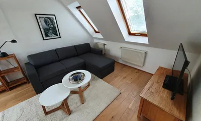 Sitzecke mit Satelliten-TV