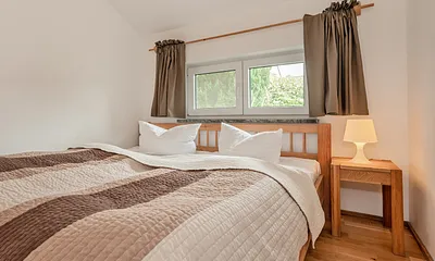 Schlafzimmer mit Doppelbett