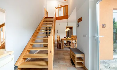 Eingangsbereich mit Treppe zum Obergeschoss