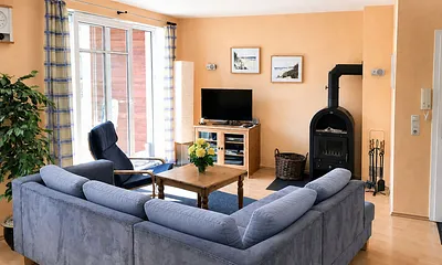 Gemütlicher Wohnbereich mit Kamin und Terrassenzugang