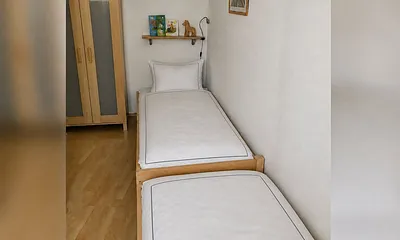 Kinderzimmer mit zwei Einzelbetten