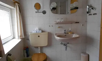 Badezimmer mit Dusche und WC