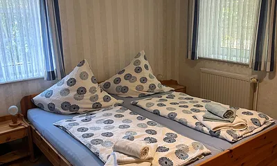 ein Schlafzimmer mit Doppelbett, Rolladen