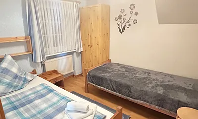 zweites Schlafzimmer mit zwei Einzelbetten, Rolladen