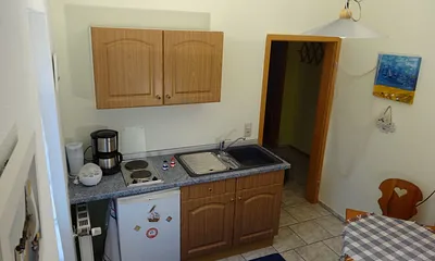 ...Spüle, Kühlschrank, 2 Kochplatten, Kaffeemaschine, Wasserkocher, Eierkocher