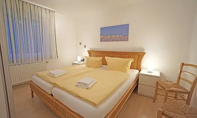 Schlafzimmer mit Doppelbett (180x200cm)