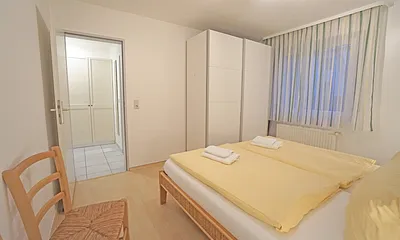 Schlafzimmer mit Doppelbett (180x200cm)