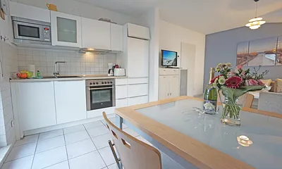 vollausgestattete Küchenzeile mit Esstisch