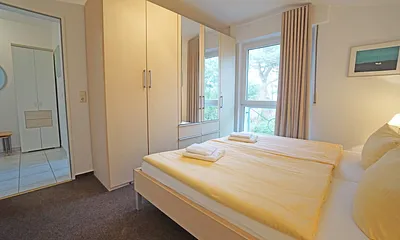 Schlafzimmer mit Doppelbett
