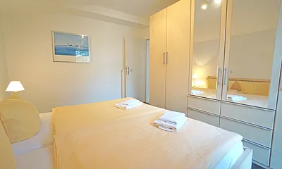 Schlafzimmer mit Doppelbett