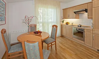 Küchenzeile mit Esstisch