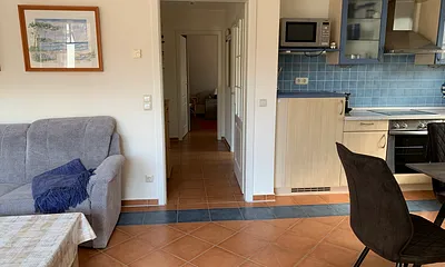 Blick Richtung Schlafzimmer, rechts das Bad, links die Wohnungstür