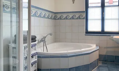 Das Bad in maritimem Design mit großer Eckbadewanne