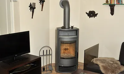 Wohnbereich mit TV und Kamin