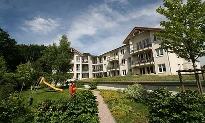 hintere Seite mit Grünanlage, im Hintergrund ist schon der angrenzente Küstenwald zu sehen, man geht ca. 250 m durch den parkähnlich angelegten Wald zum Strand