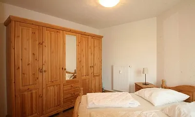 Schlafzimmer mit großem Schrank und Bett