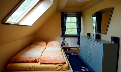 Schlafzimmer links
