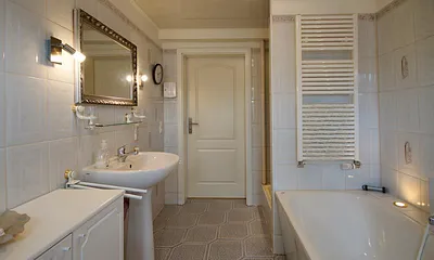 Badezimmer mit Dusche und Badewanne