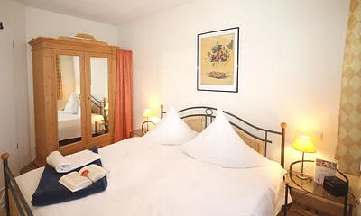 Schlafzimmer mit Doppelbett